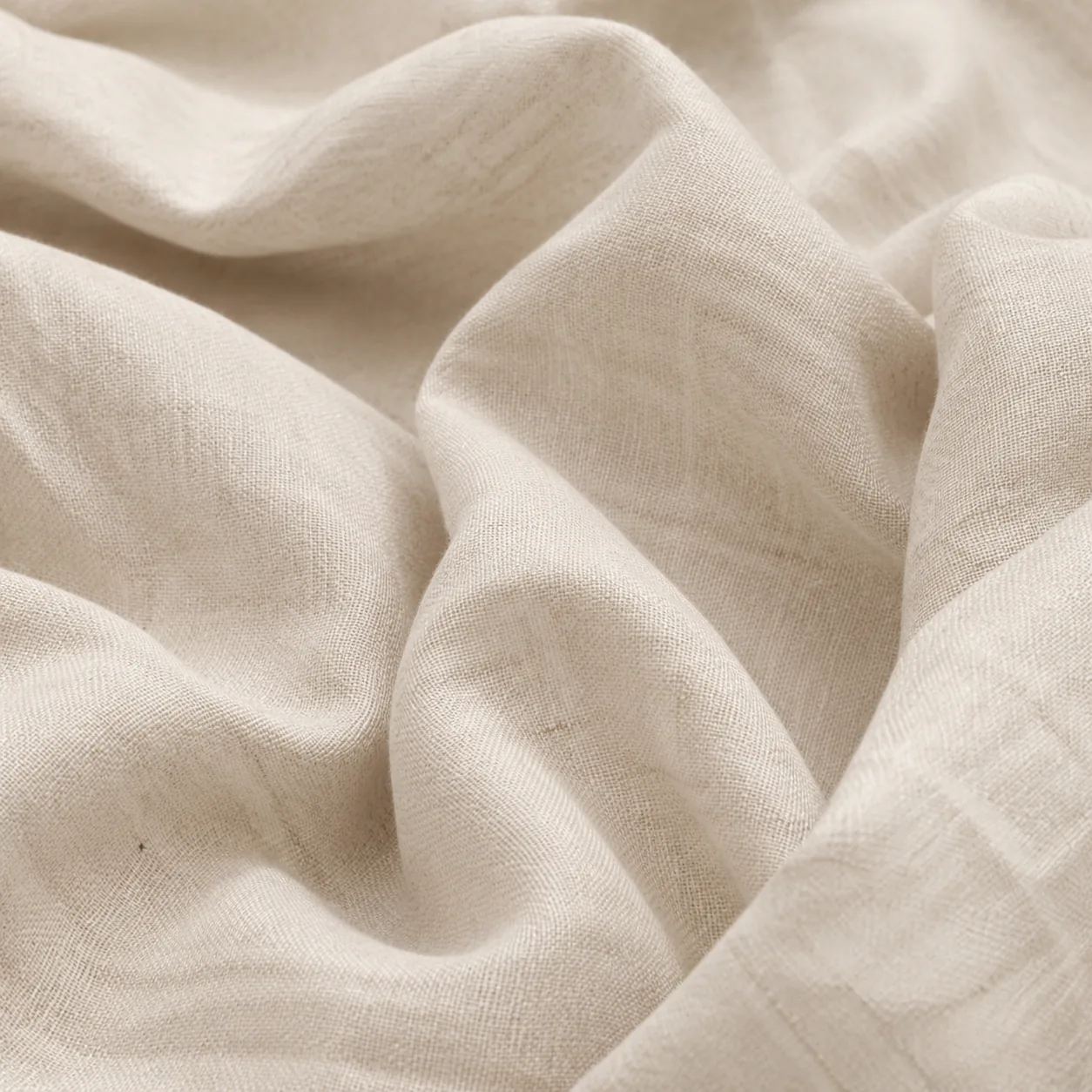 Drapé en tissu texturé lin naturel aux tons blanc cassé chauds